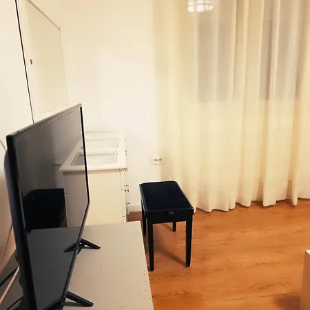 Marina's Qsut * Τίρανα