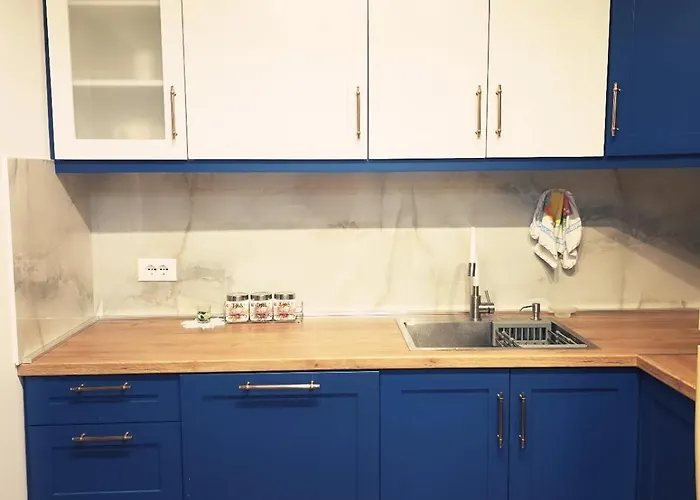 Marina's Qsut Τίρανα