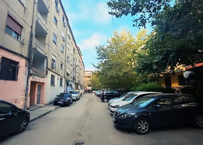 Marina's Qsut Τίρανα